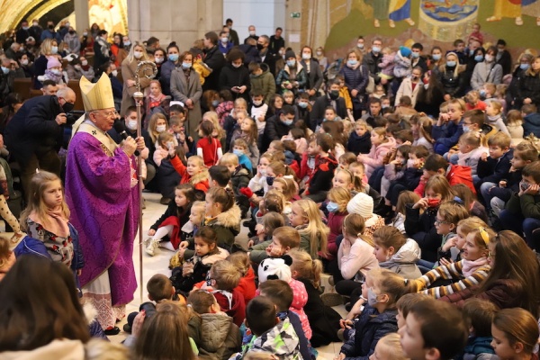 arcybiskup z dziećmi